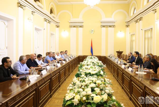 El presidente de la Asamblea Nacional de Armenia recibió a parlamentarios de Artsaj