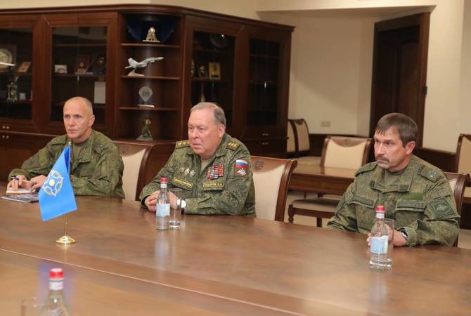 Le groupe de surveillance de l'OTSC, dirigé par le chef d'état-major interarmées, arrive en 
Arménie