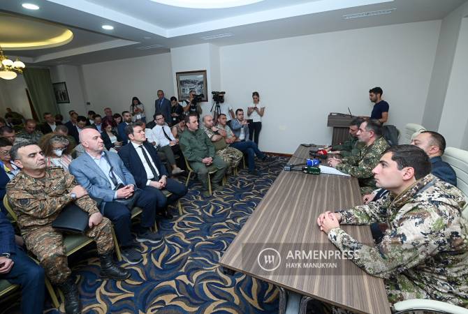 El jefe del estado mayor señala que grupos azerbaiyanos que invadieron Armenia están 
rodeados