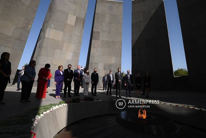 Nancy Pelosi rindió homenaje a las víctimas del genocidio armenio en el complejo memorial de 
Tsitsernakaberd