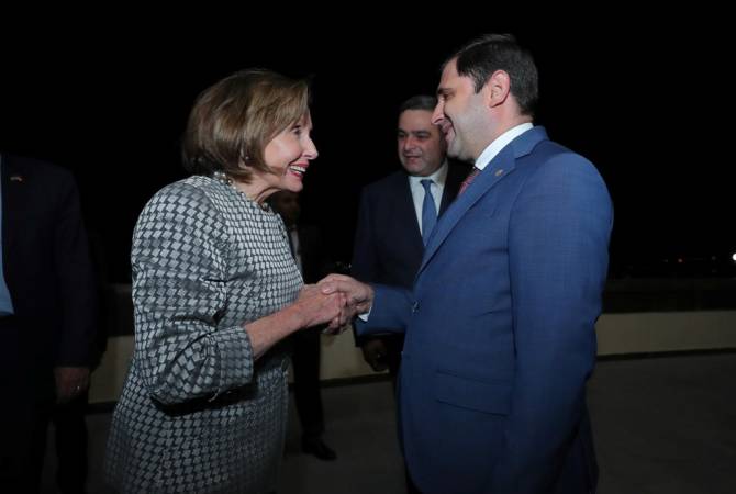 Suren Papikyan informe Mme Nancy Pelosi de la situation créée par l'agression azerbaïdjanaise