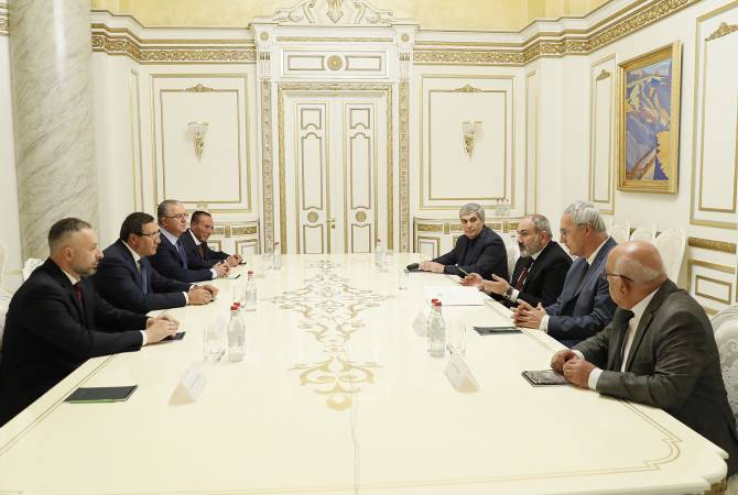 Le Premier ministre rencontre les dirigeants des forces politiques extra-parlementaires