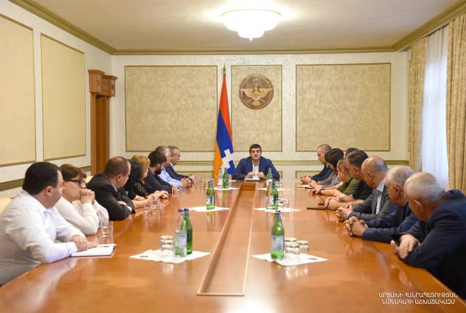 El presidente de Artsaj discutió los desafíos externos e internos con los miembros del bloque 
"Patria libre"