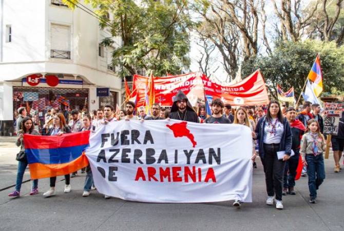 منظمات شباب المجتمع الأرمني بالأرجنتين بدعم من المؤسسات الأرمنية تنظّم مسيرة أمام سفارة 
أذربيجان ضد عدوانها على أرمينيا