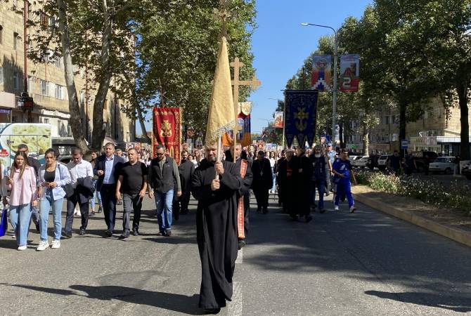 Une marche de croix, a eu lieu à Stepanakert en mémoire des martyrs de la guerre de 44 jours
