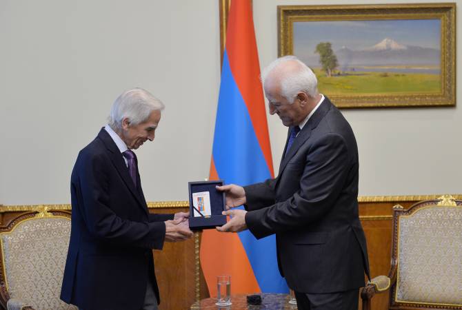 El doctor en medicina Roger Ohanesián fue condecorado por el presidente de Armenia con la 
Orden de Mesrop Mashtóts