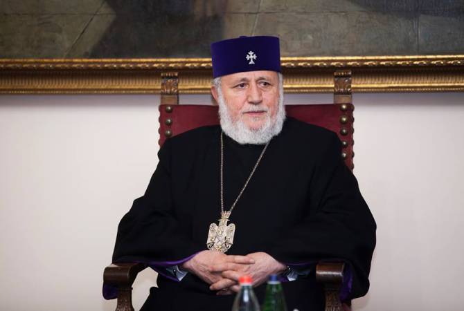 El Katolikós Karekín II prepara un nuevo encuentro con los ex presidentes de Armenia y 
Nagorno-Karabaj