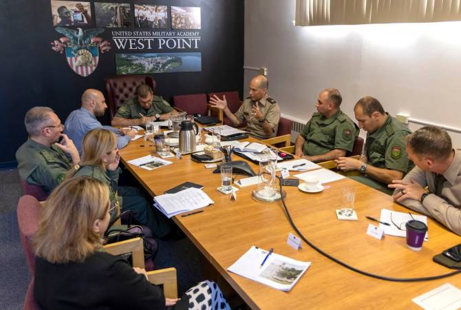 Funcionarios de Defensa de Armenia visitaron centros educativos estadounidenses en el marco 
del programa de la OTAN