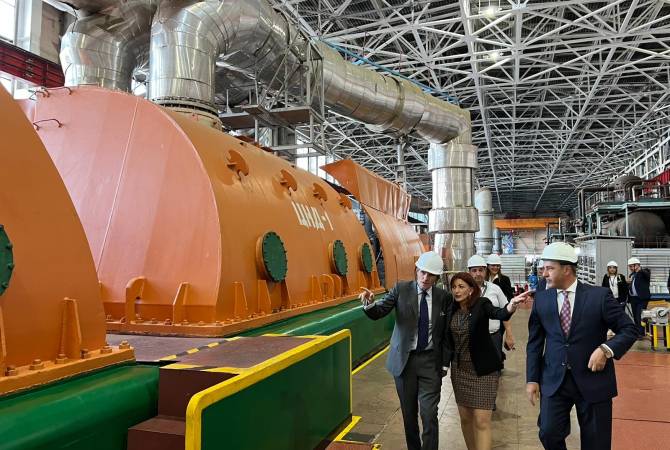 مدير الوكالة الدولية للطاقة الذرية رافائيل غروسي بأرمينيا ويقول أن الوكالة تريد المساعدة لتوفير طاقة 
منخفضة الكربون 