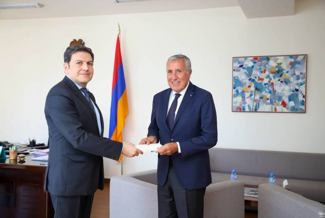 Посол Суверенного Военного Мальтийского Ордена вручил копию верительных грамот 
заместителю главы МИД Армении

