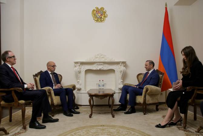 Der Sekretär des armenischen Sicherheitsrates informiert die Schweizer Parlamentsdelegation über die jüngste aserbaidschanische Aggression
