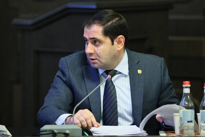 Surén Papikián expuso detalles del programa“Defensor de la Patria” del ministerio de Defensa 
de Armenia