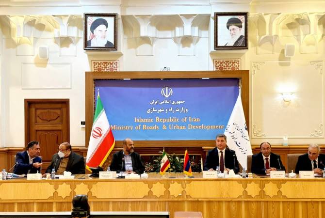 Иран готов создать транзитный коридор между Арменией и Персидским заливом: министр 
дорог и городского развития ИРИ