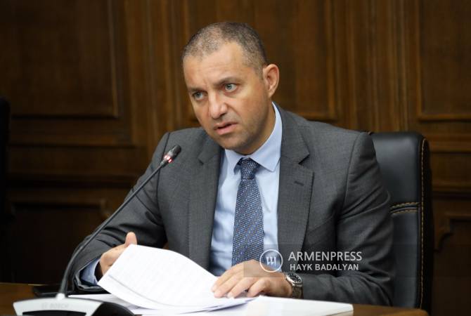 Armenian economy minister hopes ferry communication will be launched before bad weather 
starts