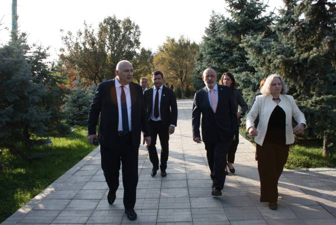 Des représentants du ministère des Affaires étrangères d’Israël visitent le musée-institut du 
génocide arménien