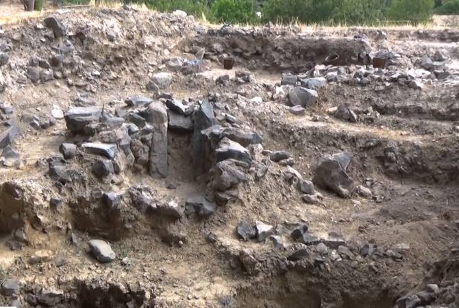 La expedición armenio-israelí descubrió en la caverna de Dalarik un monumento prehistórico de 
importancia regional 