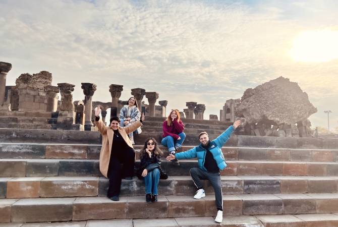 Comunicadores extranjeros descubren las bellezas turísticas de Armenia
