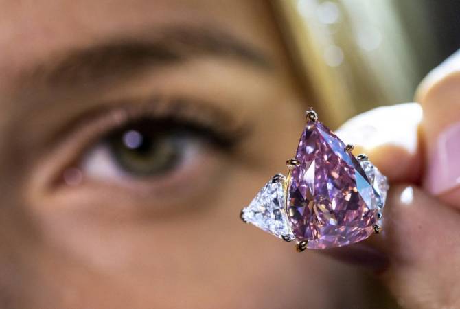  Редчайший розовый бриллиант выставили на аукцион в Нью-Йорке за $35 млн 