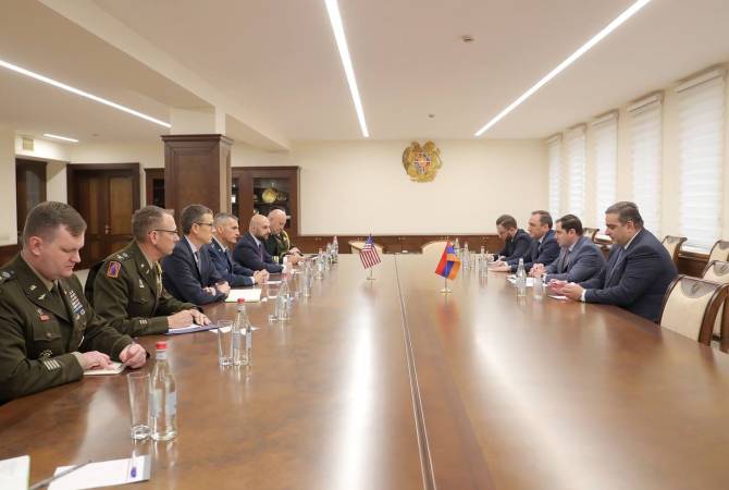 Ermenistan Savunma Bakanı ve ABD Silahlı Kuvvetleri Tuğgenerali, savunma alanında işbirliği ile 
ilgili konuları görüştü