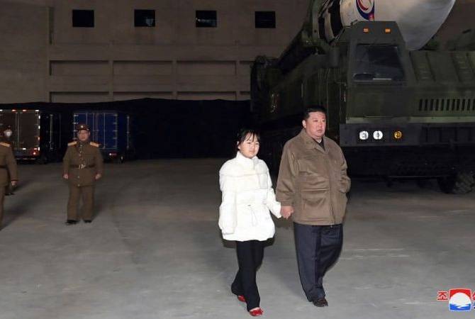 Ким Чен Ын  впервые появился на публике с дочерью