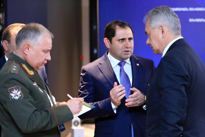 Министры обороны Армении и России обсудили вопросы, касающиеся сотрудничества в 
области обороны

