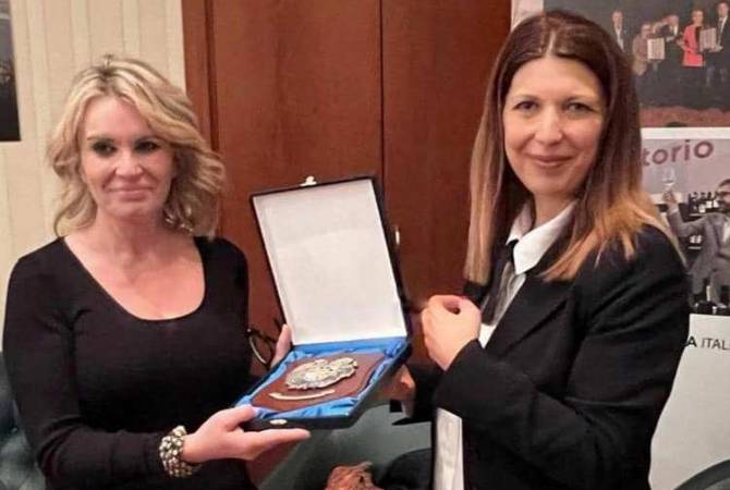 La embajadora de Armenia en Roma distinguió a la periodista Stefania Battistini por su 
cobertura de la guerra de Artsaj