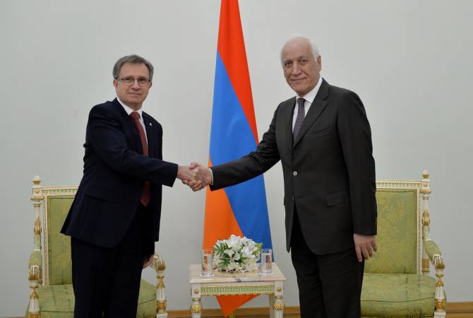 Le premier ambassadeur résident de l'Uruguay à Erevan présente ses lettres de créance au 
Président de l'Arménie
