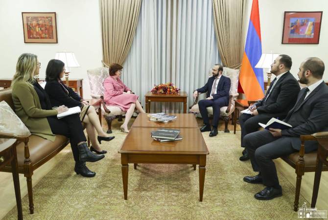 En la reunión con la embajadora de Canadá, el canciller de Armenia saludó la decisión de abrir 
una embajada en Ereván