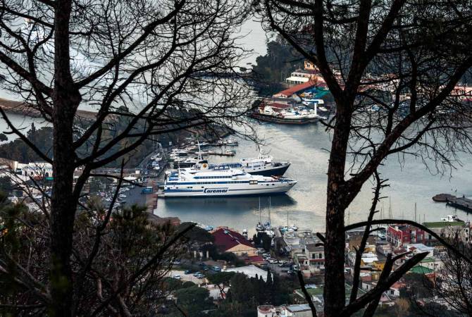 Более десятка человек пропали без вести из-за оползня на одном из итальянских 
островов