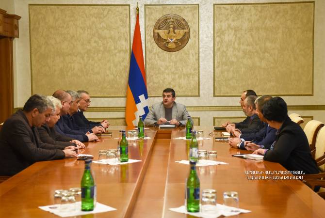 Durante la reunión con el presidente, se discutieron temas relacionados con los acontecimientos 
en torno de Artsaj