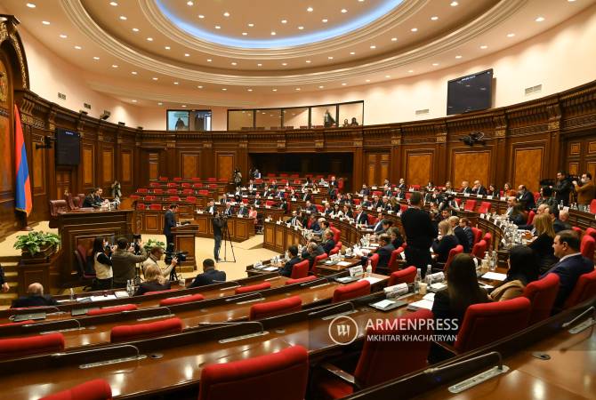 Национальное собрание Армении продолжает работу очередного заседания: в повестке 
дня проект госбюджета на 2023 год