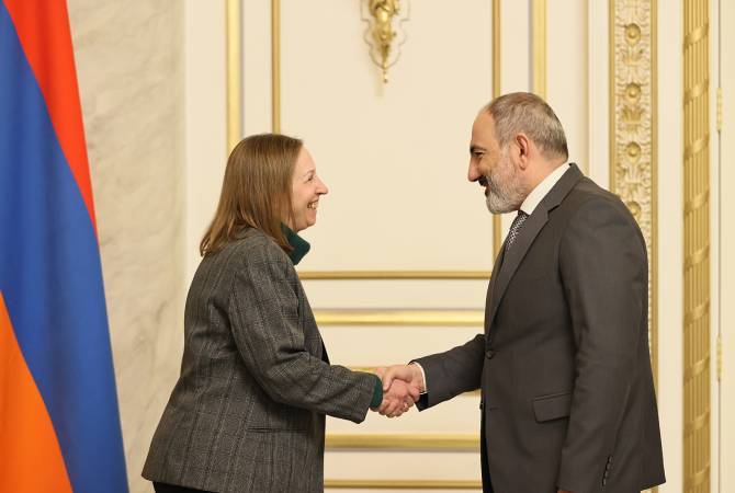 Armenian PM holds farewell meeting with US Ambassador