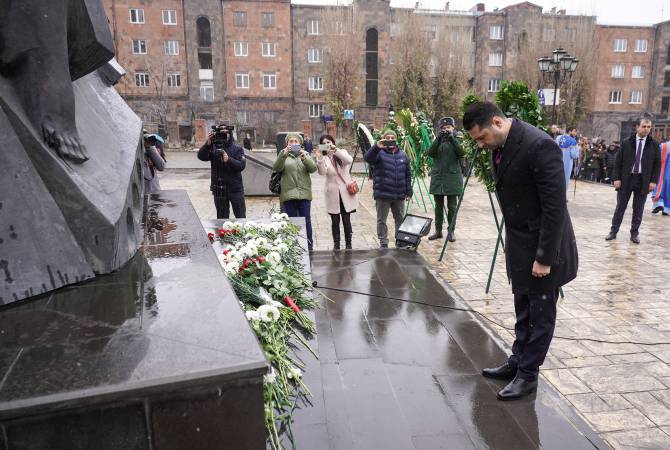 Вице-премьер Амбарцум Матевосян почтил память жертв Спитакского землетрясения
