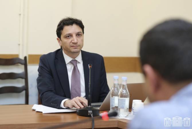Парламент Армении ратифицировал два кредитных соглашения на 100 млн долларов и 
100 млн евро


