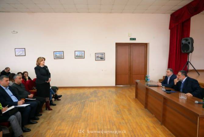 Госминистр Арцаха провел совещание с персоналом мэрии Степанакерта и встречу в 
школе №1

