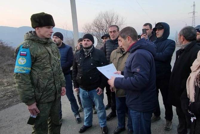 Un groupe de citoyens de l'Artsakh demande aux soldats de la paix russes de rétablir le 
trafic normal