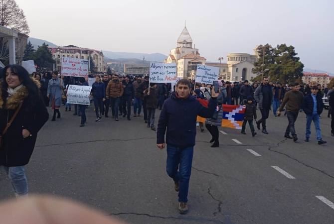 Des manifestants de l'Artsakh se dirigent vers le poste de contrôle russe pour exiger le 
retrait des Azéris   