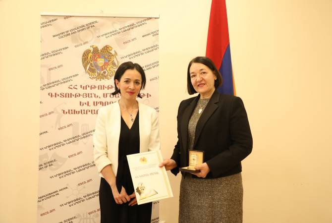 За значительный вклад в область культуры Рузанна Сарьян награжден медалью 
Министерства образования и культуры

