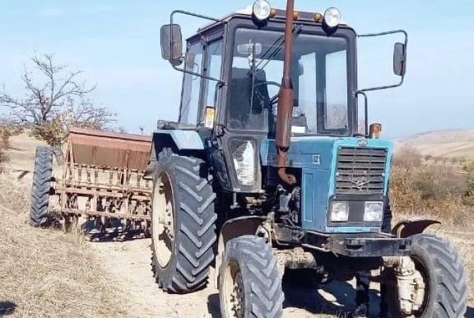 Les forces armées azerbaïdjanaises en Artsakh ouvrent le feu sur un tracteur 