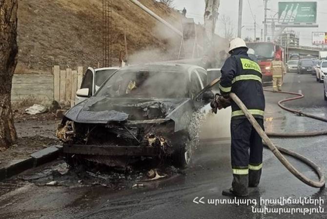  На проспекте Мясникяна в Ереване сгорел автомобиль 