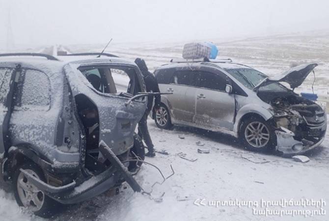 Tiga mobil bertabrakan di jalan raya Yerevan-Meghri.  ada korban jiwa