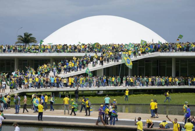 В Бразилии, после нападений на правительственные здания, объявлено 
чрезвычайное положение:  арестовано 400 человек