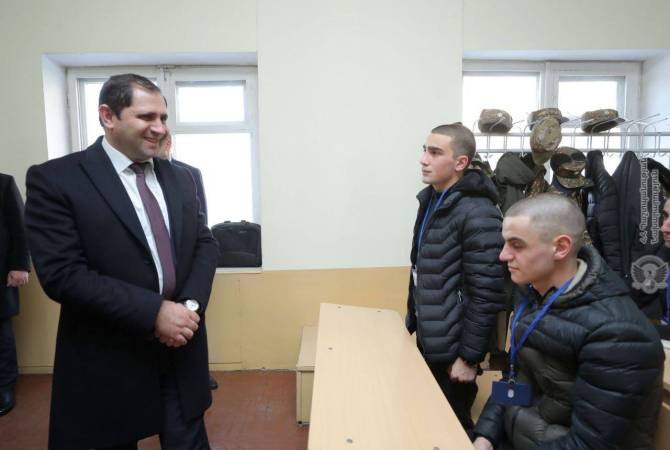  Министр обороны Армении проследил в Центральном сборном пункте за процессом 
призыва  