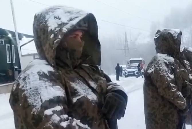 Le Figaro'nun Müdür Yardımcısı: Azerbaycanlı sözde aktivistler Bakü'ye ısınmaya gitti. 
Onların yerine askerler duruyor