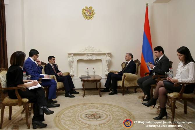  Секретарь Совбеза Армении и глава МИД Арцаха обсудили усилия по преодолению 
гуманитарного кризиса в Арцахе 