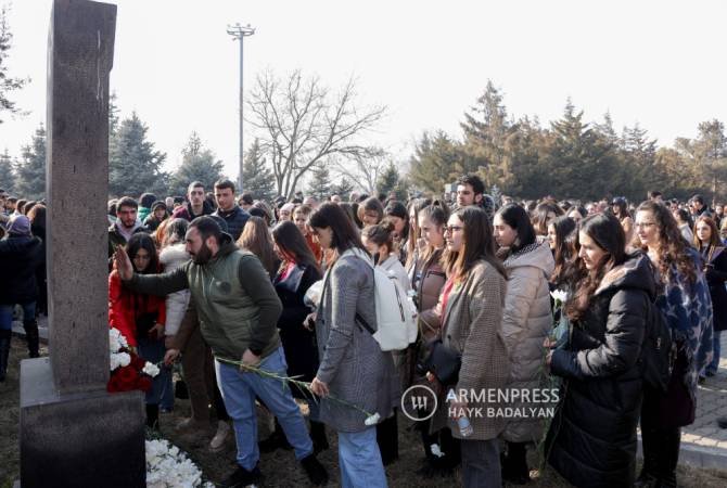 Los parlamentarios y ciudadanos rinden tributo a la memoria de las víctimas de los 
pogromos de Bakú y Sumgaít  