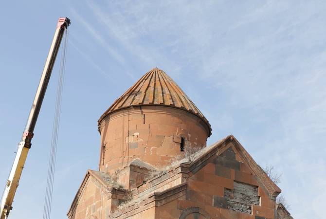 Yıllar sonra Türkiye sınırındaki Haykadzor köyünün Surp Grigor Lusavoriç kilisesinin haçı 
kutsandı