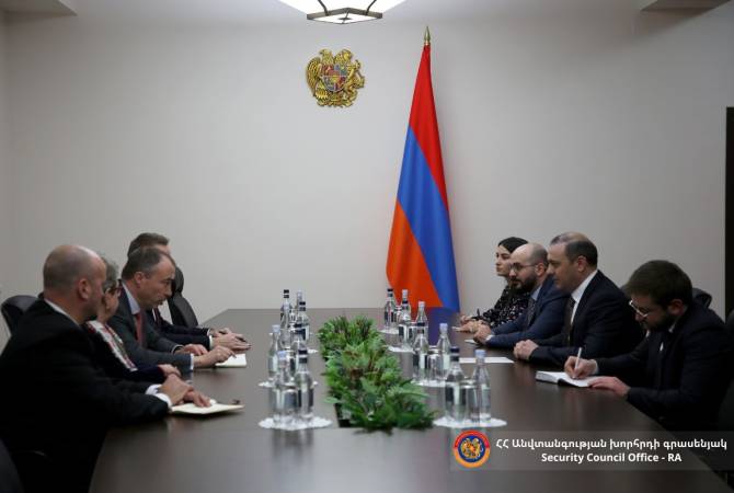  Секретарь СБ Армении представил спецпредставителю ЕС гуманитарный кризис в 
Нагорном Карабахе 