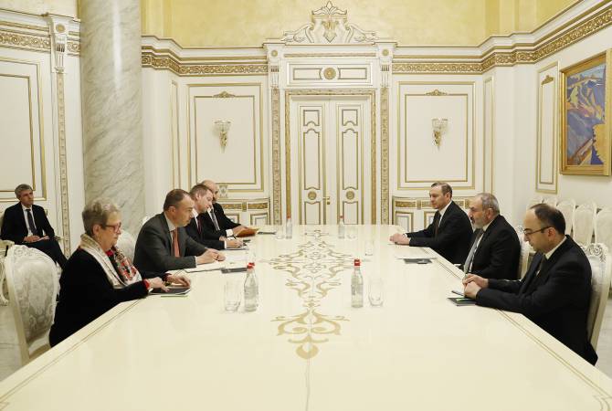 На встрече с премьером Армении спецпредставитель ЕС подчеркнул необходимость 
бесперебойной работы Лачинского коридора 