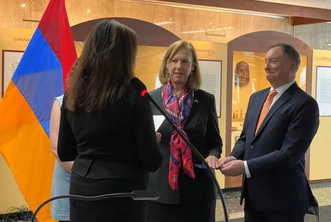 Кристина Куинн присягнула в качестве посла США в Армении